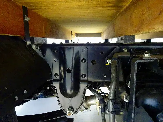 シャーシは 錆止め/マフラー塗装 仕上げに力を入れています。|いすゞ エルフ 2TG-NJR88AF(2WD)の写真44