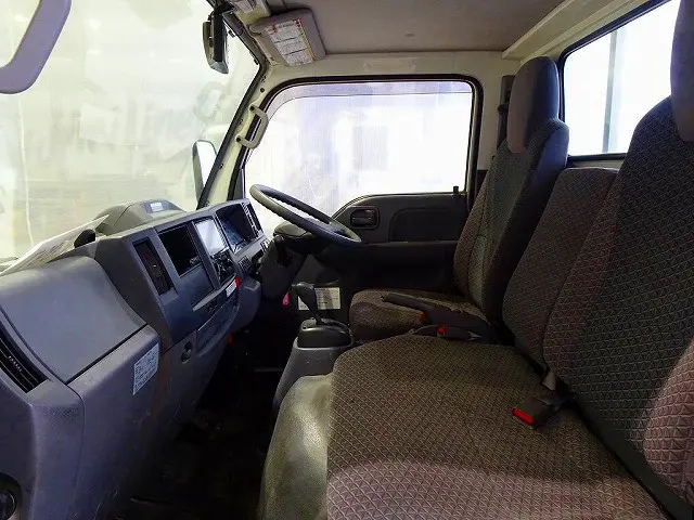 いすゞ エルフ 2RG-NHR88A(2WD)の写真8