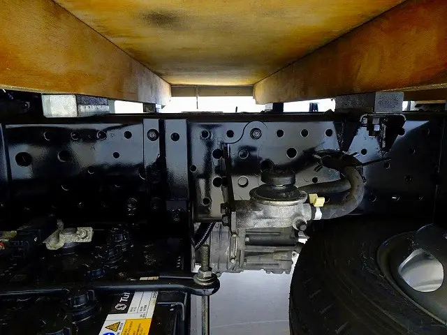 燃料タンク60L　シャーシは 錆止め/マフラー塗装 仕上げに力を入れています。|いすゞ エルフ 2RG-NHR88A(2WD)の写真34