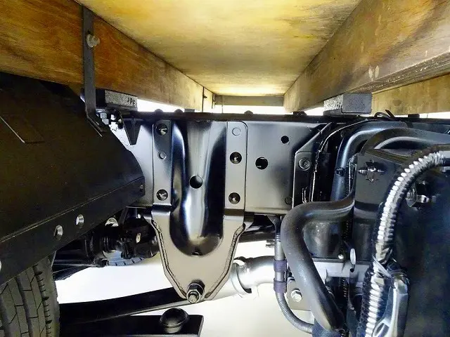 シャーシは 錆止め/マフラー塗装 仕上げに力を入れています。|いすゞ エルフ 2RG-NHR88A(2WD)の写真40