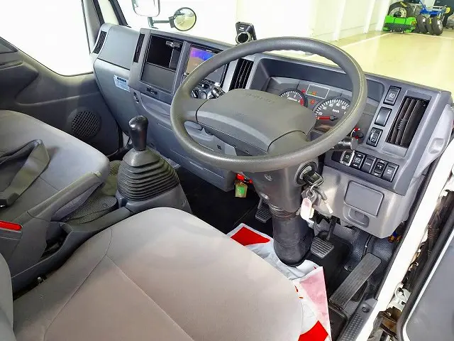 AC PS PW SRS ABS キーレス 左電格ミラー 社外メモリーナビ(NR-MZ20) ETC バックモニター ターボ 坂道発進補助装置 アイドリングストップ フォグランプ モービルアイ|いすゞ エルフ TRG-NHS85A(4WD)の写真5