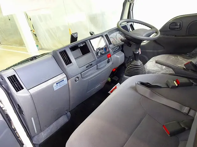 AC PS PW SRS ABS キーレス 左電格ミラー 社外メモリーナビ(NR-MZ20) ETC バックモニター ターボ 坂道発進補助装置 アイドリングストップ フォグランプ モービルアイ|いすゞ エルフ TRG-NHS85A(4WD)の写真7