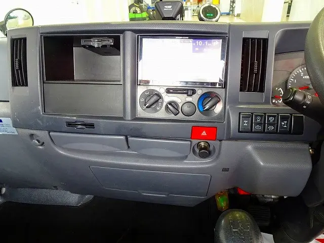 AC PS PW SRS ABS キーレス 左電格ミラー 社外メモリーナビ(NR-MZ20) ETC バックモニター ターボ 坂道発進補助装置 アイドリングストップ フォグランプ モービルアイ|いすゞ エルフ TRG-NHS85A(4WD)の写真10