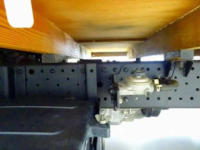 燃料タンク63L タイヤ止め2個 シャーシは 錆止め/マフラー塗装 仕上げに力を入れています。|いすゞ エルフ TRG-NHS85A(4WD)の写真37