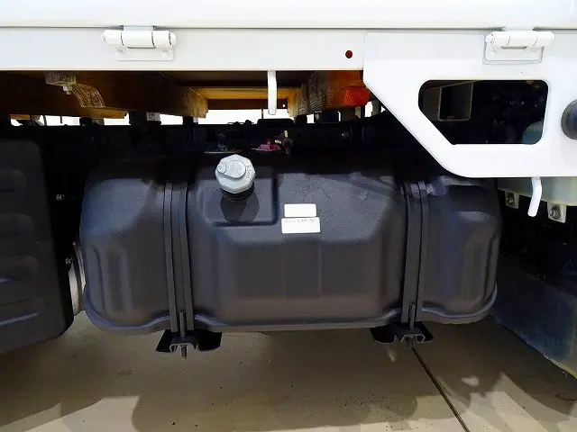 燃料タンク63L タイヤ止め2個 シャーシは 錆止め/マフラー塗装 仕上げに力を入れています。|いすゞ エルフ TRG-NHS85A(4WD)の写真42