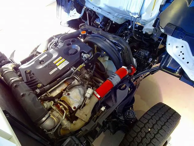 エンジンルーム|いすゞ エルフ TPG-NJR85A(2WD)の写真31