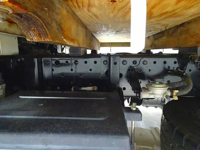 シャーシは 錆止め/マフラー塗装 仕上げに力を入れています。|いすゞ エルフ TPG-NJR85A(2WD)の写真33