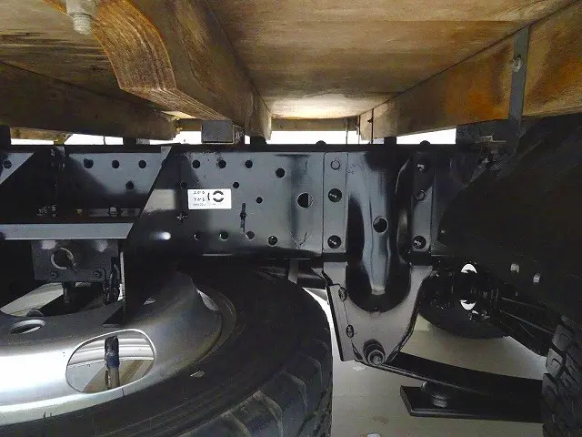 シャーシは 錆止め/マフラー塗装 仕上げに力を入れています。|いすゞ エルフ TPG-NJR85A(2WD)の写真34