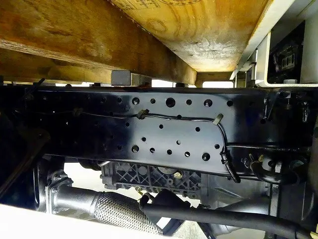 シャーシは 錆止め/マフラー塗装 仕上げに力を入れています。|いすゞ エルフ TPG-NJR85A(2WD)の写真38