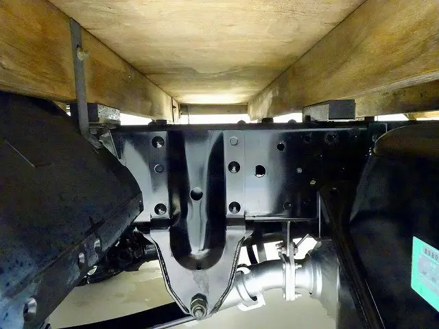 シャーシは 錆止め/マフラー塗装 仕上げに力を入れています。|いすゞ エルフ TPG-NJR85A(2WD)の写真40