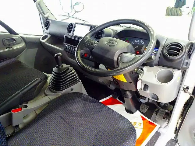 AC　PS　PW　SRS　ABS　集中ドアロック　左電各ミラー　社外メモリーナビ/ETC内臓/Bluetooth対応(CN-B311B)　ルームミラー式バックモニター　ターボ　フロア5MT|日野 デュトロ 2KG-XZU685M(4WD)の写真5