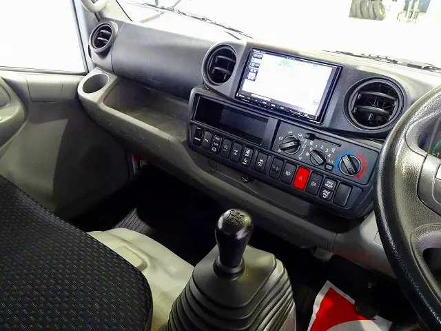 AC　PS　PW　SRS　ABS　集中ドアロック　左電各ミラー　社外メモリーナビ/ETC内臓/Bluetooth対応(CN-B311B)　ルームミラー式バックモニター　ターボ　フロア5MT|日野 デュトロ 2KG-XZU685M(4WD)の写真10