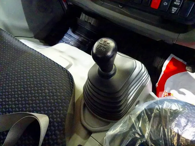 フロア5MT|日野 デュトロ 2KG-XZU685M(4WD)の写真17