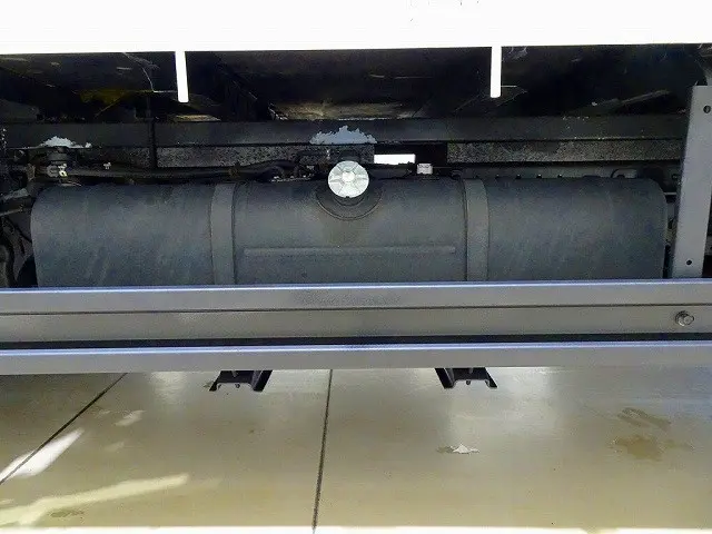 燃料タンク100L　シャーシは 錆止め/マフラー塗装 仕上げに力を入れています。|日野 デュトロ 2KG-XZU685M(4WD)の写真37