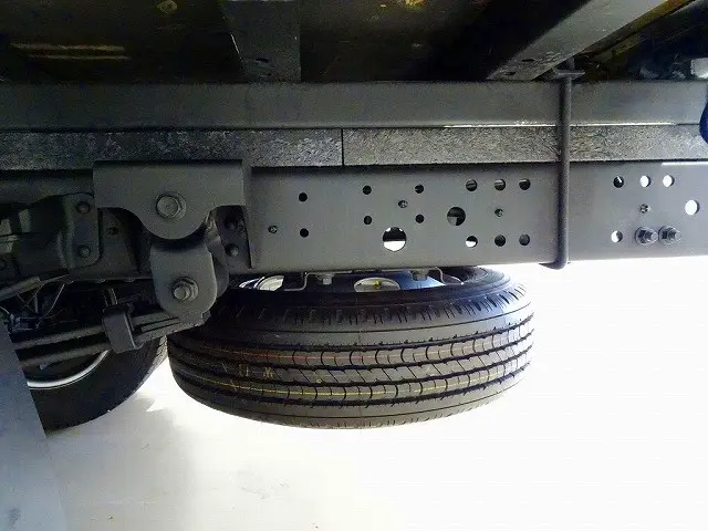 燃料タンク100L　シャーシは 錆止め/マフラー塗装 仕上げに力を入れています。|日野 デュトロ 2KG-XZU685M(4WD)の写真39