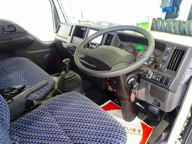 AC　PS　PW　SRS　ABS　キーレス　左電格ミラー　社外メモリーナビ/バックカメラ連動/フルセグTV/DVD(CN-HE01D)　ETC2.0　バックモニター　ドライブレコーダー　フロア5MT|いすゞ エルフ 2RG-NJR88A(2WD)の写真5