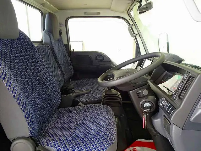 アドブルー　ターボ　排気ブレーキ　坂道発進補助装置　車線逸脱警報装置　衝突被害軽減ブレーキ　アイドリングストップ　フォグランプ　トラクションコントロール　|いすゞ エルフ 2RG-NJR88A(2WD)の写真6