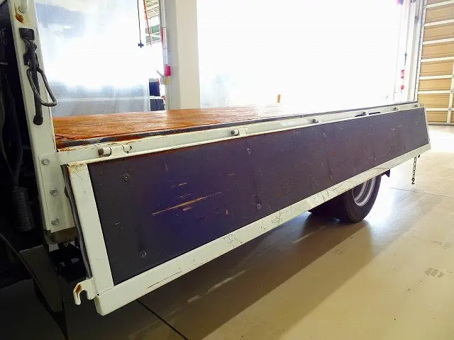 荷台内寸：312×162×38　三方開　床鉄板張り　リアアオリチェーン2個|いすゞ エルフ 2RG-NJR88A(2WD)の写真29