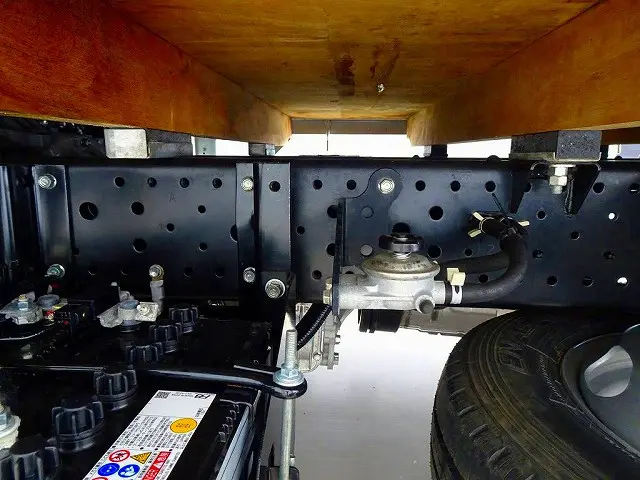 左シャシリア工具箱　シャーシは 錆止め/マフラー塗装 仕上げに力を入れています。|いすゞ エルフ 2RG-NJR88A(2WD)の写真36