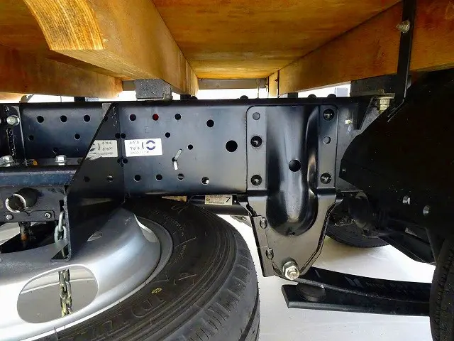 左シャシリア工具箱　シャーシは 錆止め/マフラー塗装 仕上げに力を入れています。|いすゞ エルフ 2RG-NJR88A(2WD)の写真37