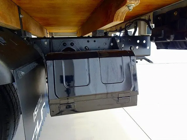 左シャシリア工具箱　シャーシは 錆止め/マフラー塗装 仕上げに力を入れています。|いすゞ エルフ 2RG-NJR88A(2WD)の写真38