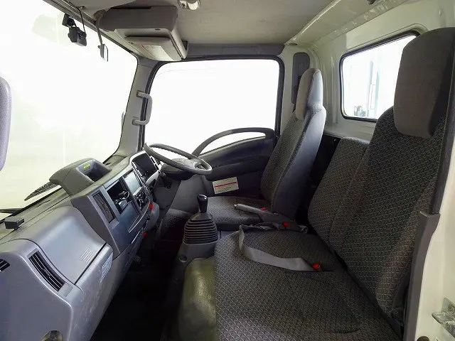 いすゞ エルフ 2RG-NLR88AR(2WD)の写真9