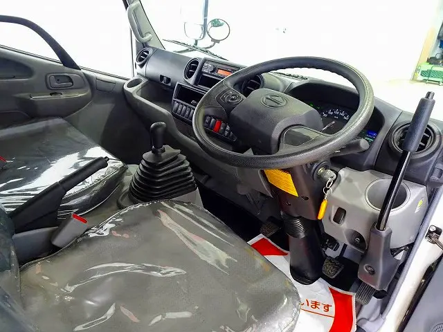 AC PS PW SRS ABS 集中ドアロック 左電格ミラー AM/FMラジオ ETC ルームミラー式バックモニター ターボ 排気ブレーキ フロア6MT|日野 デュトロ 2KG-XZC600T(2WD)の写真5