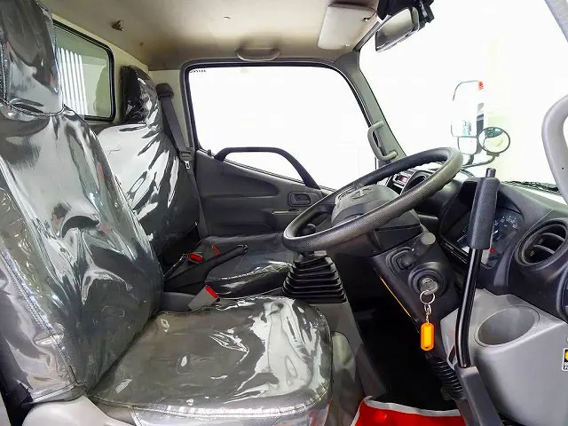 車線逸脱警報装置 衝突被害軽減ブレーキ アイドリングストップ トラクションコントロール クリアランスソナー ビニールシートカバー|日野 デュトロ 2KG-XZC600T(2WD)の写真6