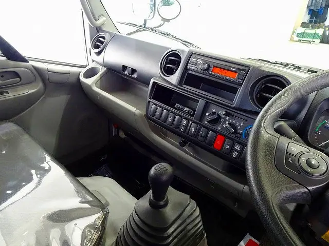 AC PS PW SRS ABS 集中ドアロック 左電格ミラー AM/FMラジオ ETC ルームミラー式バックモニター ターボ 排気ブレーキ フロア6MT|日野 デュトロ 2KG-XZC600T(2WD)の写真9