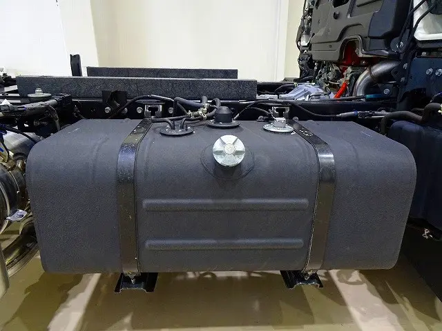 燃料タンク80L シャーシは 錆止め/マフラー塗装 仕上げに力を入れています。|日野 デュトロ 2KG-XZC600T(2WD)の写真47