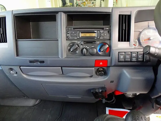 AC PS PW SRS ABS キーレス 左電格ミラー ETC ドライブレコーダー ターボ 排気ブレーキ 坂道発進補助装置 フォグランプ トラクションコントロール|いすゞ エルフ TPG-NKR85ANの写真18