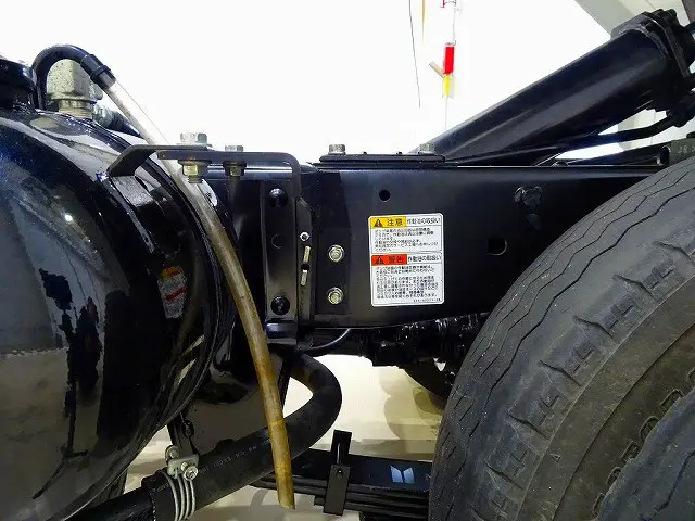 燃料タンク75L シャーシは 錆止め/マフラー塗装 仕上げに力を入れています。|いすゞ エルフ TPG-NKR85ANの写真43