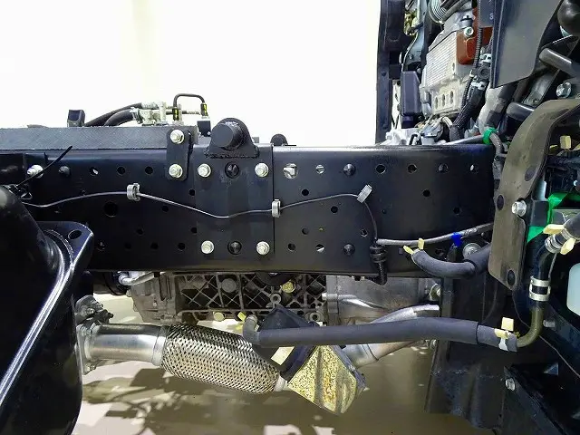 燃料タンク75L シャーシは 錆止め/マフラー塗装 仕上げに力を入れています。|いすゞ エルフ TPG-NKR85ANの写真46
