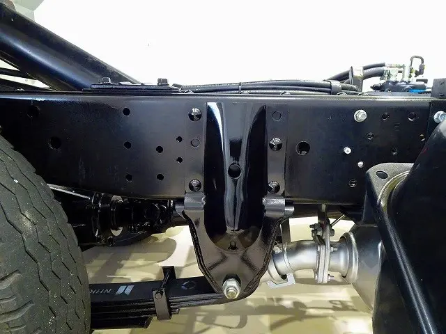 燃料タンク75L シャーシは 錆止め/マフラー塗装 仕上げに力を入れています。|いすゞ エルフ TPG-NKR85ANの写真48