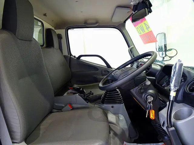 アイドリングストップ　フォグランプ　トラクションコントロール　電動パーキングブレーキ　ヘッドライトウォッシャー　クリアランスソナー　フロア5MT|日野 デュトロ 2DG-XZU675T(4WD)の写真6