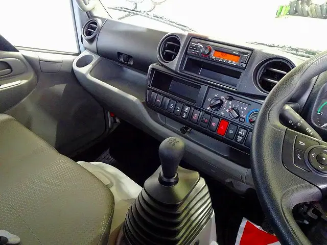 AC　PS　PW　SRS　ABS　集中ドアロック　左電格ミラー　AM/FMラジオ　ルームミラー式バックモニター　ターボ　排気ブレーキ　車線逸脱警報装置　衝突被害軽減ブレーキ|日野 デュトロ 2DG-XZU675T(4WD)の写真9