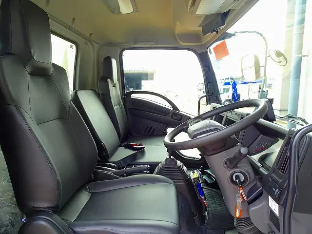 車線逸脱警報装置　衝突被害軽減ブレーキ　アイドリングストップ　LEDヘッドライト/フォグランプ　トラクションコントロール　室内LED灯　フロア6MT|いすゞ フォワード 2RG-FRR90S3(2WD)の写真6