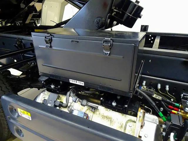 アドブルー　燃料タンク100L　右シャシ中央工具箱|いすゞ フォワード 2RG-FRR90S3(2WD)の写真46