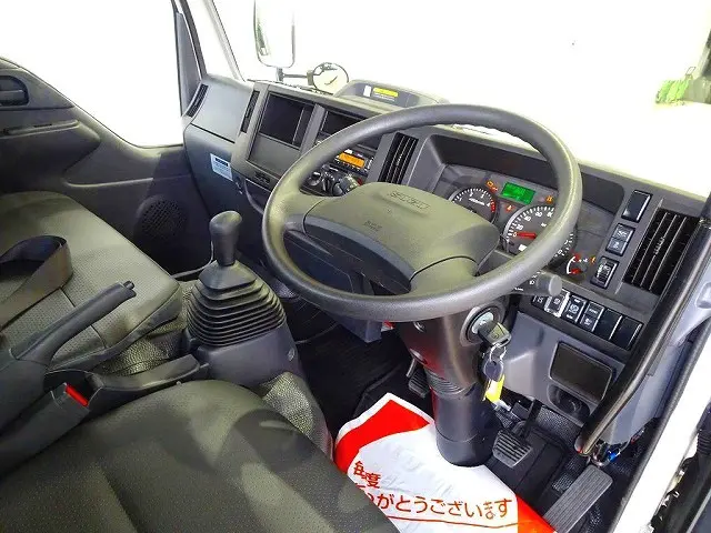 AC　PS　PW　SRS　ABS　キーレス　ラジオ　ルームミラー式バックモニター　アドブルー　ターボ　排気ブレーキ　HSA　車線逸脱警報装置　PCB　ASR|いすゞ エルフ 2PG-NKS88AD(4WD)の写真5