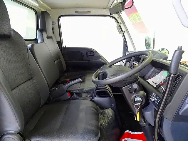 AC　PS　PW　SRS　ABS　キーレス　ラジオ　ルームミラー式バックモニター　アドブルー　ターボ　排気ブレーキ　HSA　車線逸脱警報装置　PCB　ASR|いすゞ エルフ 2PG-NKS88AD(4WD)の写真6