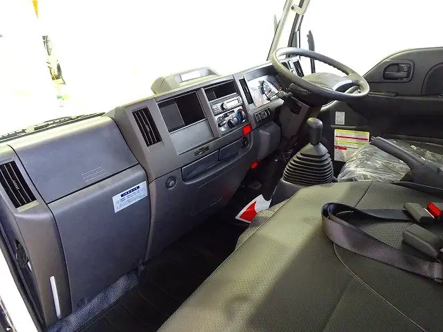 AC　PS　PW　SRS　ABS　キーレス　ラジオ　ルームミラー式バックモニター　アドブルー　ターボ　排気ブレーキ　HSA　車線逸脱警報装置　PCB　ASR|いすゞ エルフ 2PG-NKS88AD(4WD)の写真7