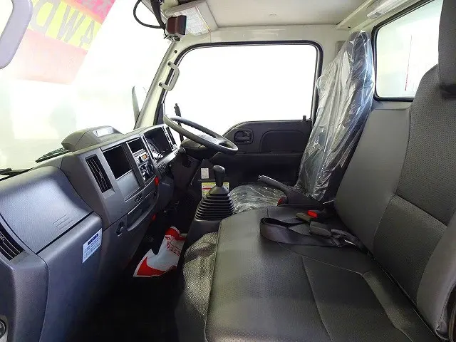 AC　PS　PW　SRS　ABS　キーレス　ラジオ　ルームミラー式バックモニター　アドブルー　ターボ　排気ブレーキ　HSA　車線逸脱警報装置　PCB　ASR|いすゞ エルフ 2PG-NKS88AD(4WD)の写真8