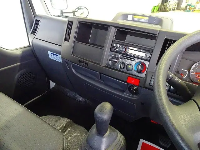 AC　PS　PW　SRS　ABS　キーレス　ラジオ　ルームミラー式バックモニター　アドブルー　ターボ　排気ブレーキ　HSA　車線逸脱警報装置　PCB　ASR|いすゞ エルフ 2PG-NKS88AD(4WD)の写真9