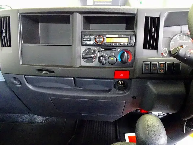 AC　PS　PW　SRS　ABS　キーレス　ラジオ　ルームミラー式バックモニター　アドブルー　ターボ　排気ブレーキ　HSA　車線逸脱警報装置　PCB　ASR|いすゞ エルフ 2PG-NKS88AD(4WD)の写真10