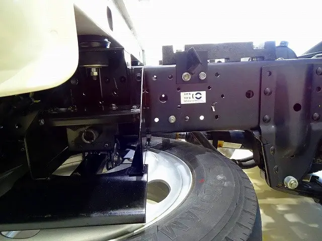 シャーシは 錆止め/マフラー塗装 仕上げに力を入れています。|いすゞ エルフ TPG-NJR85AD(2WD)の写真40