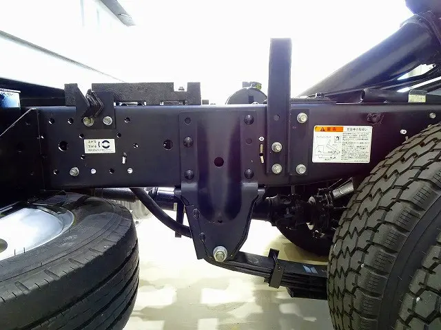 シャーシは 錆止め/マフラー塗装 仕上げに力を入れています。|いすゞ エルフ TPG-NJR85AD(2WD)の写真41