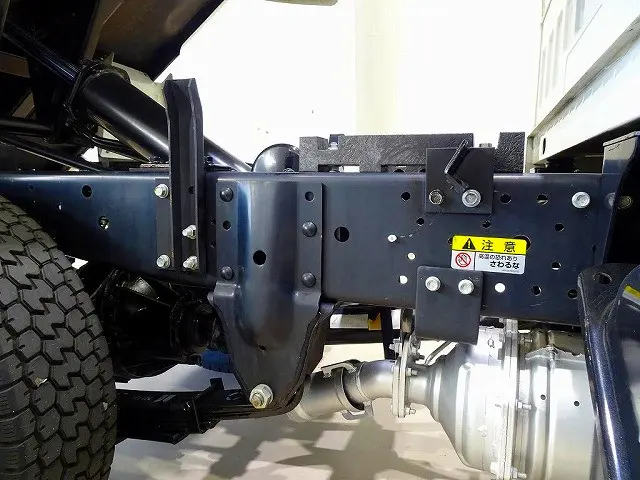 シャーシは 錆止め/マフラー塗装 仕上げに力を入れています。|いすゞ エルフ TPG-NJR85AD(2WD)の写真45