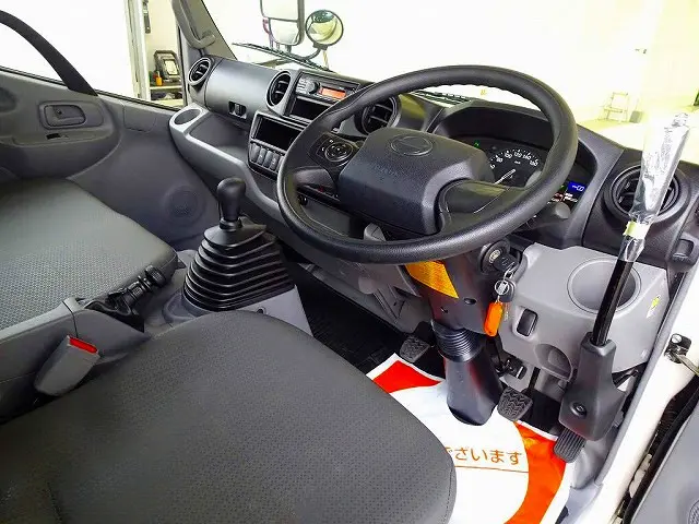 AC　PS　PW　SRS　ABS　集中ドアロック　左電格ミラー　AM/FMラジオ　ターボ　排気ブレーキ　車線逸脱警報装置　衝突被害軽減ブレーキ|日野 デュトロ 2RG-XZU600T(2WD)の写真5