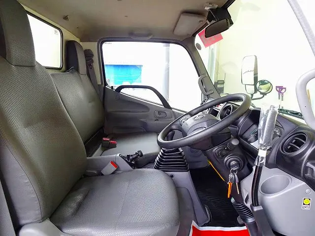 アイドリングストップ　フォグランプ　トラクションコントロール　電動パーキングブレーキ　クリアランスソナー　フロア6MT|日野 デュトロ 2RG-XZU600T(2WD)の写真6