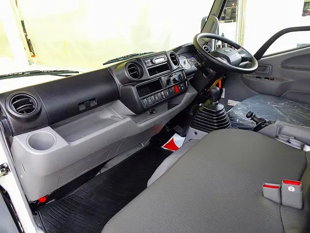 AC　PS　PW　SRS　ABS　集中ドアロック　左電格ミラー　AM/FMラジオ　ターボ　排気ブレーキ　車線逸脱警報装置　衝突被害軽減ブレーキ|日野 デュトロ 2RG-XZU600T(2WD)の写真7
